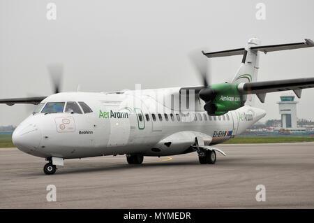 Eröffnungs-Aer Arann Service von und nach Waterford, Irland. ATR 42 EI-EHH namens Fair Lady/Bebhinn im Namen von Aer Lingus. Das Rollen in Stockfoto