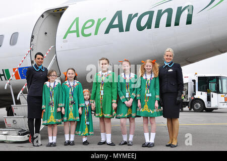 Eröffnungs-Aer Arann Service von und nach Waterford, Irland. ATR 42 EI-EHH namens Fair Lady/Bebhinn im Namen von Aer Lingus. Die irischen Tänzern Stockfoto