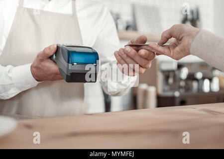 In der Nähe von Terminal, daß Sein in männlichen Händen Stockfoto