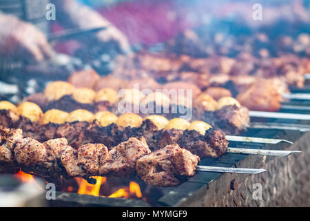 Lecker Shish Kebab kochen. Gegrilltes Fleisch Stockfoto