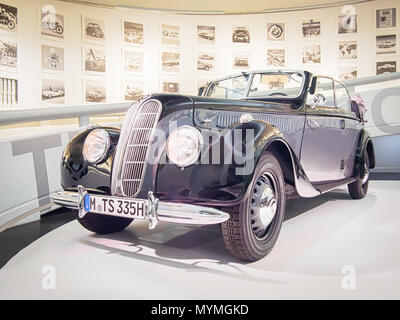 München, Deutschland - 8 April 2017: 1939 BMW 335 im BMW Museum. Stockfoto