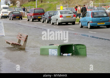 Flutung in Southend am Meer. Mülltonne mit Müll, der im Wasser schwimmt. Die Frühjahrsflut brach gegen die Verteidigung des Meeres Stockfoto