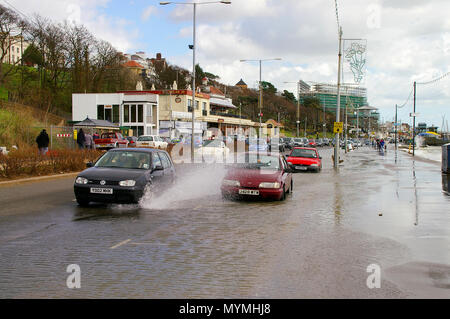 Überschwemmungen an der Küste von Southend on Sea mit Autos in tiefem Salzwasser. Überschwemmungen. Die Frühjahrsflut brach gegen die Verteidigung des Meeres Stockfoto