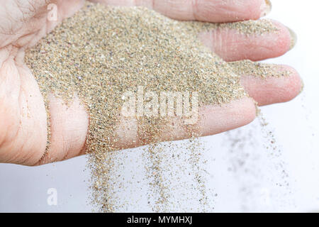 Sand ist von Frauen Hände goß. Makro Stockfoto