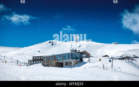 Skipisten im Skigebiet Pradollano in der Sierra Nevada in Spanien Stockfoto