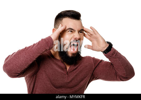 Bärtiger Mann schreiend auf weißem Hintergrund. Stockfoto