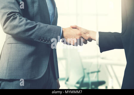 Geschäftsleute handshake Nach dem erfolgreichen Partnerschaft Stockfoto