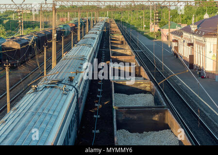 Eisenbahn Autos bei Sonnenuntergang, Ansicht von oben, mit einer Reflexion der Abendsonne Stockfoto