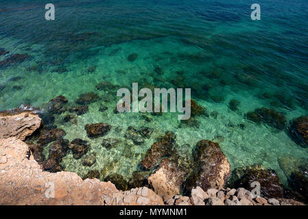 Les Rotes rocky Beach in der Nähe von Sant Antonio Cape, Denia, Alicante, Costa Blanca, Spanien Stockfoto
