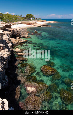 Les Rotes rocky Beach in der Nähe von Sant Antonio Cape, Denia, Alicante, Costa Blanca, Spanien Stockfoto