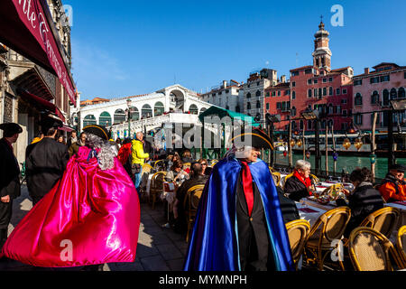 Das Personal im Restaurant war gekleidet in der Tracht der Kunden dienen, während der jährliche Karneval in Venedig, der Rialto Brücke, Venedig, Italien Stockfoto