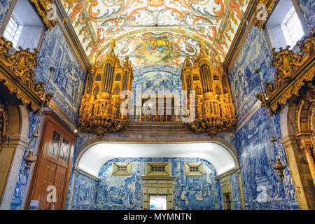 Farbenfrohes Interieur der Misericordia Kirche in Viana do Castelo, Portugal. Stockfoto