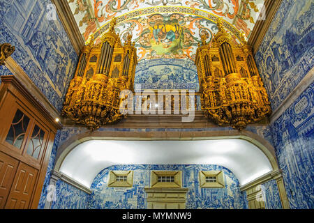 Farbenfrohes Interieur der Misericordia Kirche in Viana do Castelo, Portugal. Stockfoto