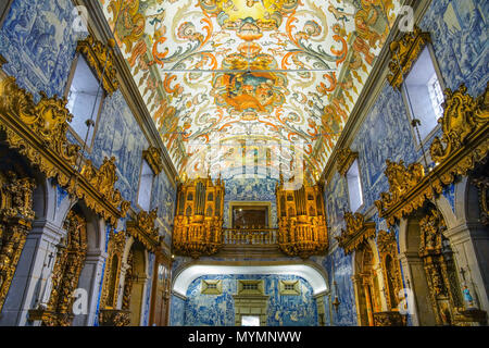 Farbenfrohes Interieur der Misericordia Kirche in Viana do Castelo, Portugal. Stockfoto