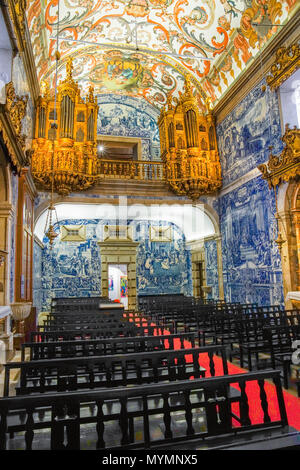 Farbenfrohes Interieur der Misericordia Kirche in Viana do Castelo, Portugal. Stockfoto