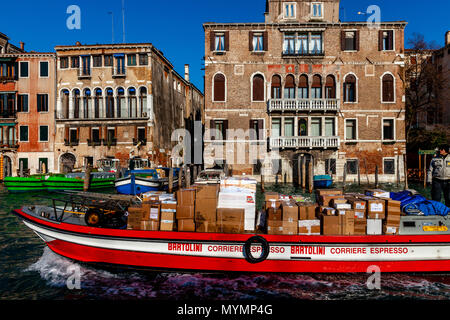 Lieferung Boote auf dem Canal Grande aus Warenlieferungen, Venedig, Italien Stockfoto