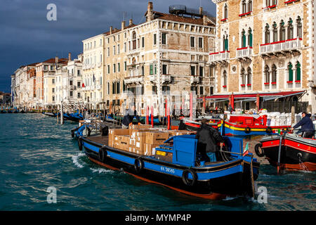 Lieferung Boote auf dem Canal Grande aus Warenlieferungen, Venedig, Italien Stockfoto