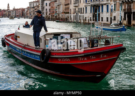 Lieferung Boote auf dem Canal Grande aus Warenlieferungen, Venedig, Italien Stockfoto