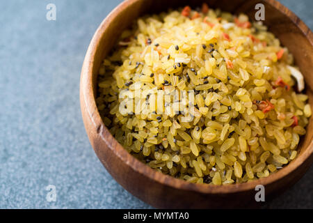 Ungekocht Raw Bulgur Reis mit Chia Samen in Houten. /Bulgur für Pilav oder pilaw. Ökologische Lebensmittel. Stockfoto