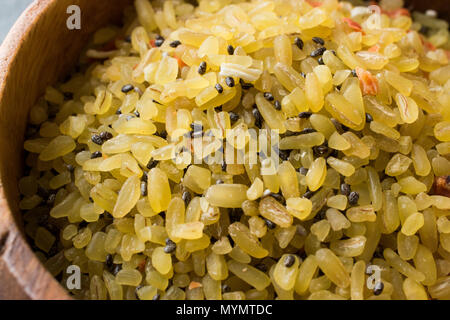 Ungekocht Raw Bulgur Reis mit Chia Samen in Houten. /Bulgur für Pilav oder pilaw. Ökologische Lebensmittel. Stockfoto