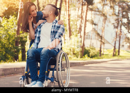 Gerne schöne Frau an ihrem Freund suchen Stockfoto