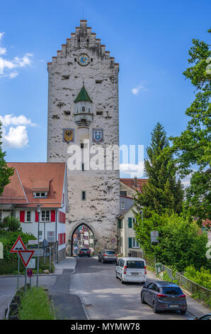 Ravensburg, Baden-Württemberg, Oberschwaben, Deutschland - Blick auf die mittelalterliche Obertor City Gate mit Straßenverkehr. Stockfoto