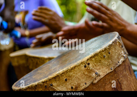 Schlagzeuger spielen eine rudimentäre atabaque während afro-brasilianische kulturelle Manifestation Stockfoto