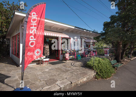 Das Rote Kreuz op Shop in Rohini Straße Turramurra NSW, Australien wahrscheinlich in den späten 40er oder 50er Jahren von fibro Zement und einem Dach aus Stahl gebaut Stockfoto