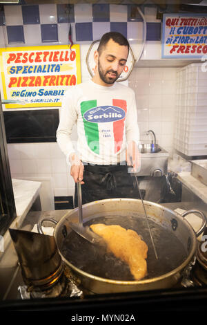 Junger Mann braten Pizza im sorbillo Esterina Take-away-Pizzeria berühmt für fried Pizza auf die Via dei Tribunali, Neapel, Kampanien, Italien, Europa Stockfoto
