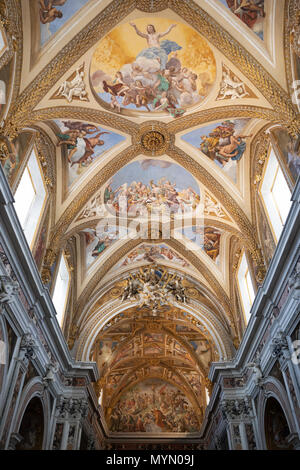 Barocke Gemälde aus dem 17. und 18. Jahrhundert an der Decke über dem Hauptschiff der Kirche der Certosa di San Martino, Neapel, Kampanien, Italien Stockfoto