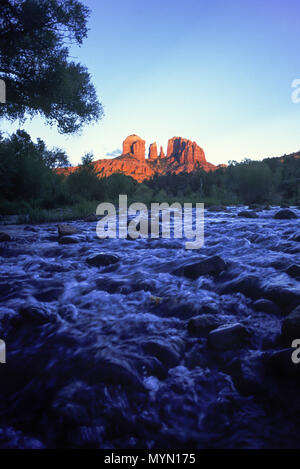 1992 historische Cathedral Rock von RED ROCK ÜBERQUERUNG DES OAK CREEK RIVER SEDONA ARIZONA USA Stockfoto