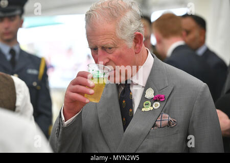 Der Prinz von Wales in der Apfelwein Zelt bei einem Besuch der Royal Cornwall Show im Royal Cornwall Showground, Whitecross, Seaham. Stockfoto