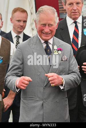 Der Prinz von Wales in der Apfelwein Zelt bei einem Besuch der Royal Cornwall Show im Royal Cornwall Showground, Whitecross, Seaham. Stockfoto