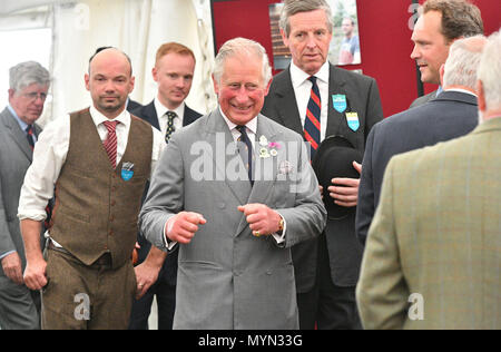 Der Prinz von Wales in der Apfelwein Zelt bei einem Besuch der Royal Cornwall Show im Royal Cornwall Showground, Whitecross, Seaham. Stockfoto