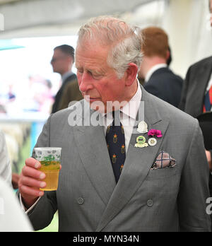 Der Prinz von Wales in der Apfelwein Zelt bei einem Besuch der Royal Cornwall Show im Royal Cornwall Showground, Whitecross, Seaham. Stockfoto