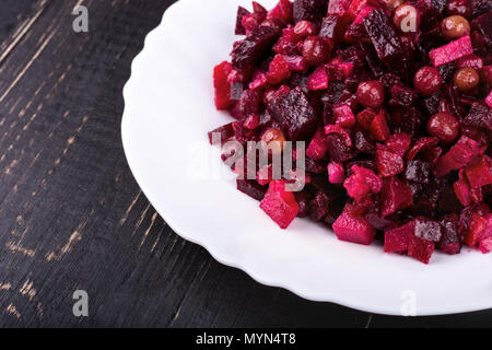 Russische Ernährung Salat die Vinaigrette in einer weißen Platte auf einem dunklen Hintergrund Stockfoto