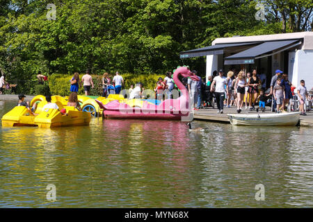 Personen, die in das Paddeln Boote in See zum Bootfahren im Alexandra Palace, London während der rekordverdächtige May Bank Holiday Hitzewelle. Mit: Atmosphäre, Wo: London, Großbritannien Wann: 07. Mai 2018 Credit: Dinendra Haria/WANN Stockfoto