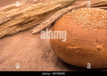 Die flauschigen Brötchen Mit Sesam und ährchen von Weizen auf Entlassung Stockfoto