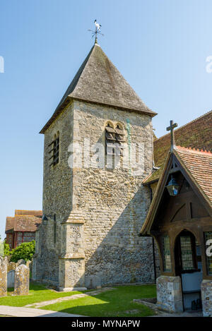 St. Nichola Church West Itschenor, West Sussex, England an einem sonnigen Frühlingstag. Stockfoto