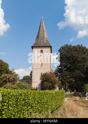 Historische Holy Trinity Church, Bosham, West Sussex, England, die bis in die sächsische Zeit zurückreicht, an einem sonnigen Sommertag. Stockfoto