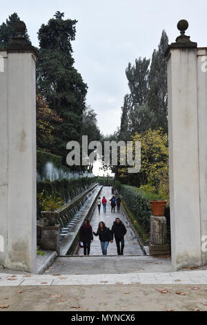 Touristen den Weg der Hundert Fontänen. Villa D'Este, Tivoli, Italien. Stockfoto