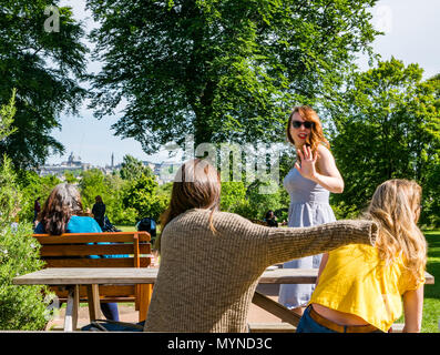 Gruppe von hübschen jungen Frauen im Cafe, mit einem Abschied, Edinburgh, Schottland, Großbritannien Stockfoto