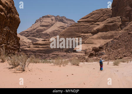 Frau Trekking in der Wüste. Wadi Rum, Jordanien Stockfoto