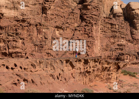 Frau Trekking in der Wüste. Wadi Rum, Jordanien Stockfoto