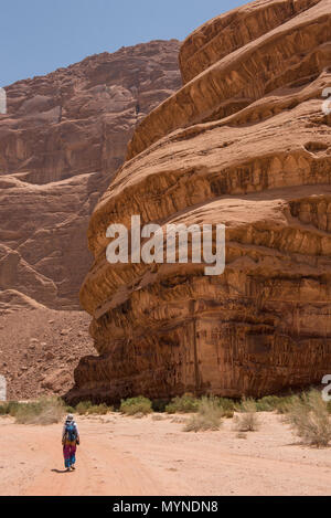 Frau Trekking in der Wüste. Wadi Rum, Jordanien Stockfoto