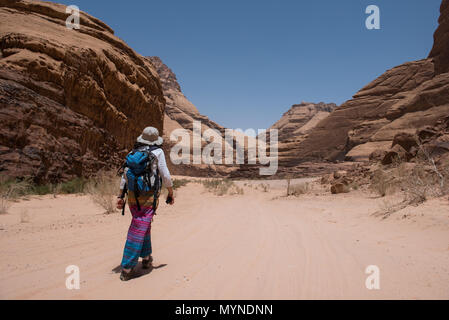 Frau Trekking in der Wüste. Wadi Rum, Jordanien Stockfoto