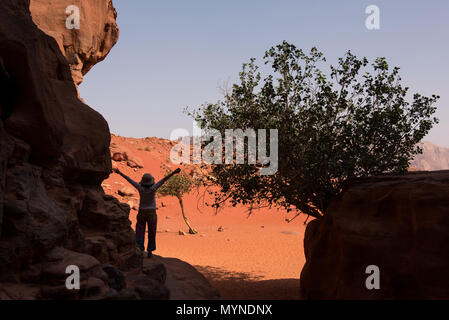 Frau Trekking in der Wüste. Wadi Rum, Jordanien Stockfoto