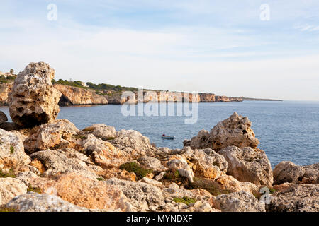 Fischer vor der Küste von Mallorca auf einem ruhigen Sommer Tag Stockfoto