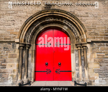 Helles Rot verzierten gewölbten Tür mit aufwendigen Scharniere, Mansfield Traquair Zentrum, SCVO Hauptsitz, Edinburgh, Schottland, Großbritannien Stockfoto