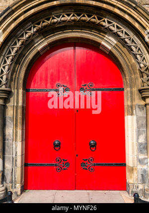 Helles Rot verzierten gewölbten Tür mit aufwendigen Scharniere, Mansfield Traquair Zentrum, SCVO Hauptsitz, Edinburgh, Schottland, Großbritannien Stockfoto